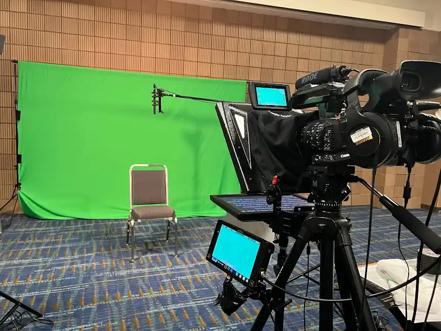 On Camera Teleprompter and Green Screen